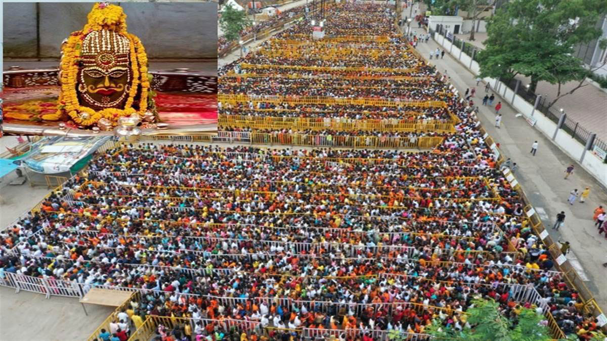 On the second Monday of Sawan a huge crowd of devotees gathered at Ujjain's Mahakaleshwar temple