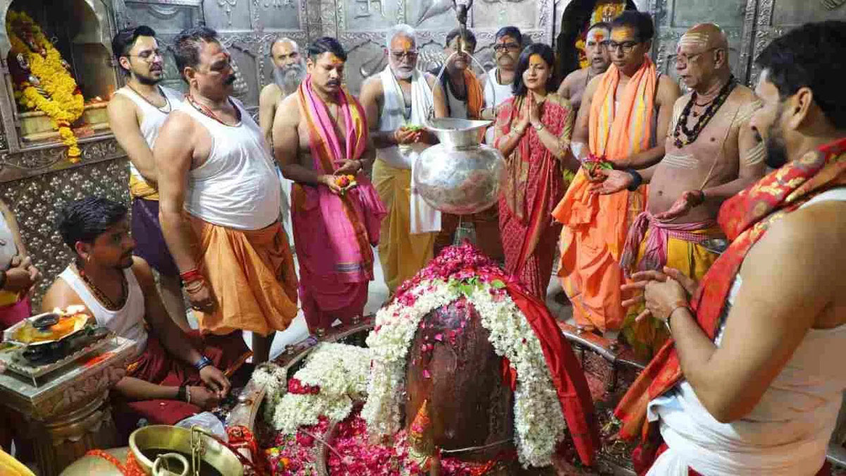 On the second Monday of Sawan a huge crowd of devotees gathered at Ujjain's Mahakaleshwar temple