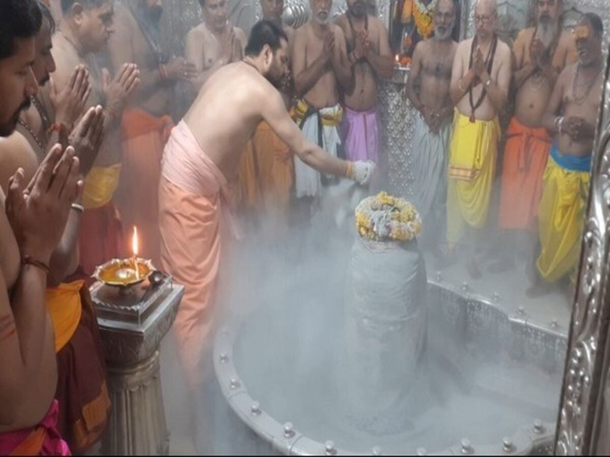 On the second Monday of Sawan a huge crowd of devotees gathered at Ujjain's Mahakaleshwar temple