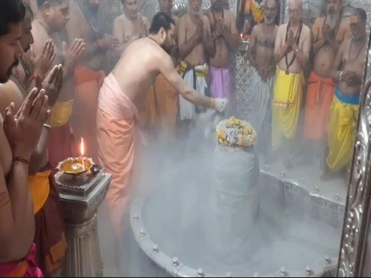 On the second Monday of Sawan a huge crowd of devotees gathered at Ujjain's Mahakaleshwar temple