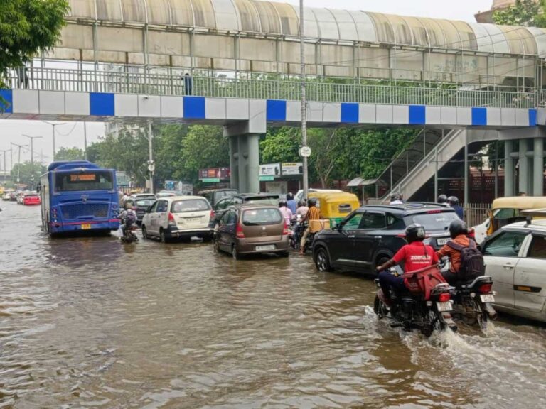 Delhi: बारिश के दौरान ट्रैफिक जाम को रोकने के लिए रणनीतिक सड़क बंद करने की योजना बनाई