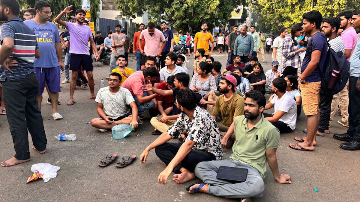 Students protested against MCD and IAS coaching institute over Rajendra Nagar incident