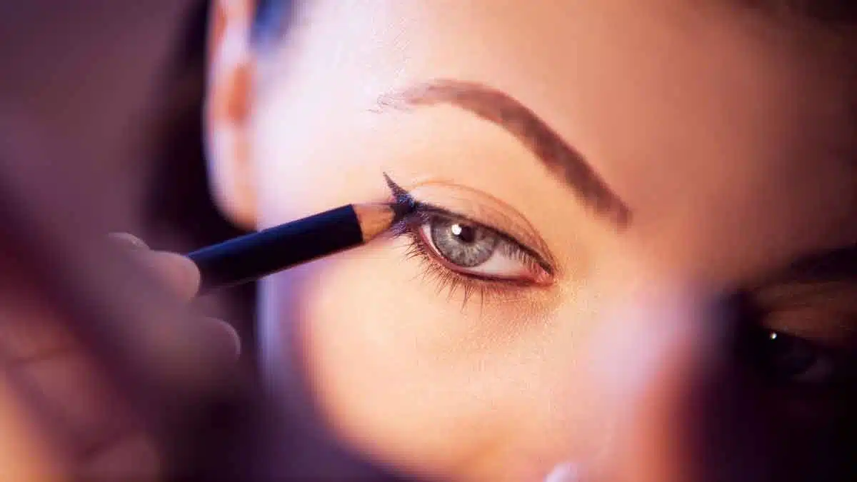 The world will drown in your beautiful eyes! When you apply Eyeliner like this