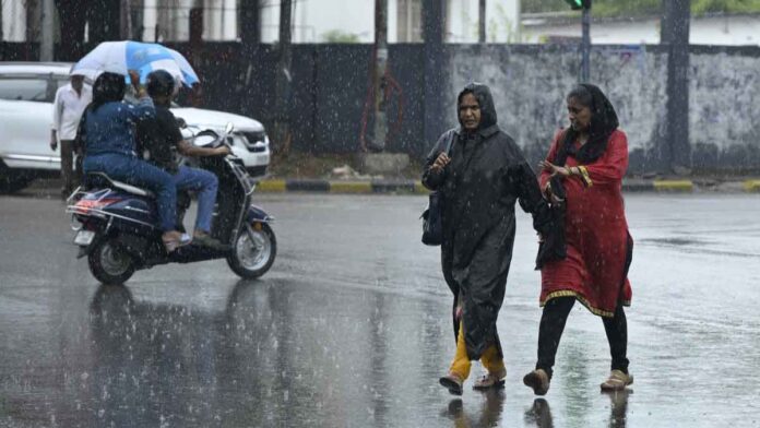 There will be heavy Rain in Delhi-NCR today too, IMD issued a yellow alert