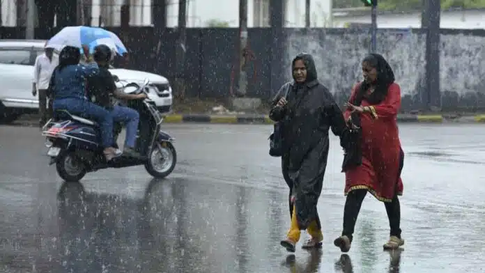 There will be heavy Rain in Delhi-NCR today too, IMD issued a yellow alert