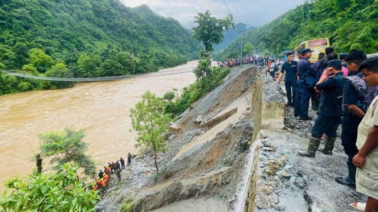 Nepal भूस्खलन दुर्घटना में बही 2 यात्री बसें, 60 लोगों के लापता होने की आशंका