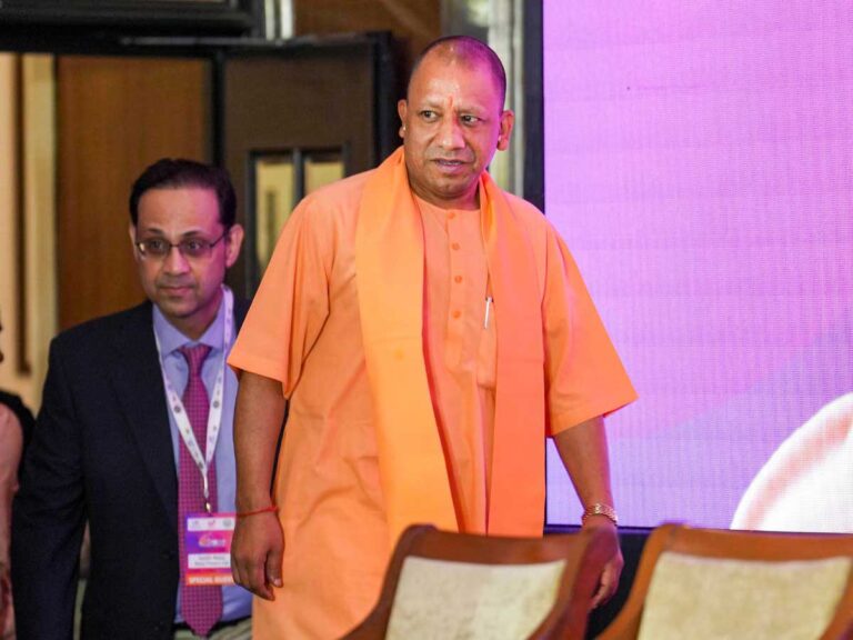 UP के CM Yogi Adityanath ने अपने सरकारी आवास पर किया ‘जनता दर्शन’