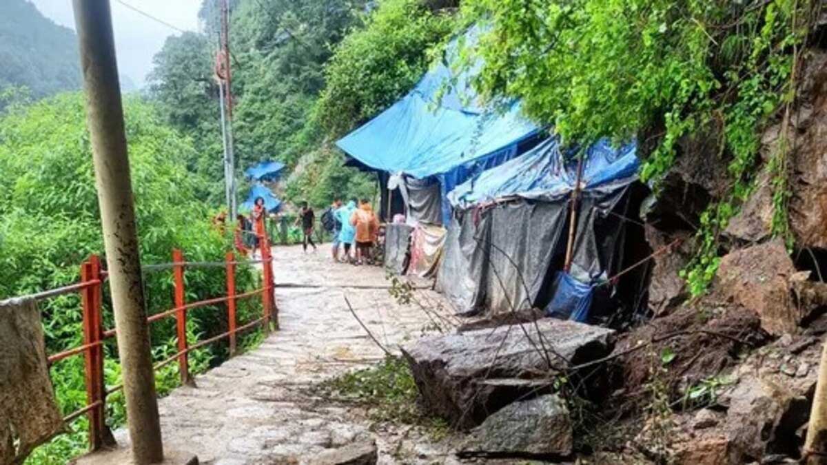 Uttarakhand 3 killed in landslide on Kedarnath Yatra route