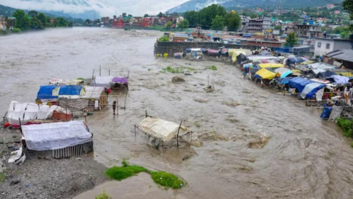 Uttarakhand CM directs officials to remain alert amid heavy rains