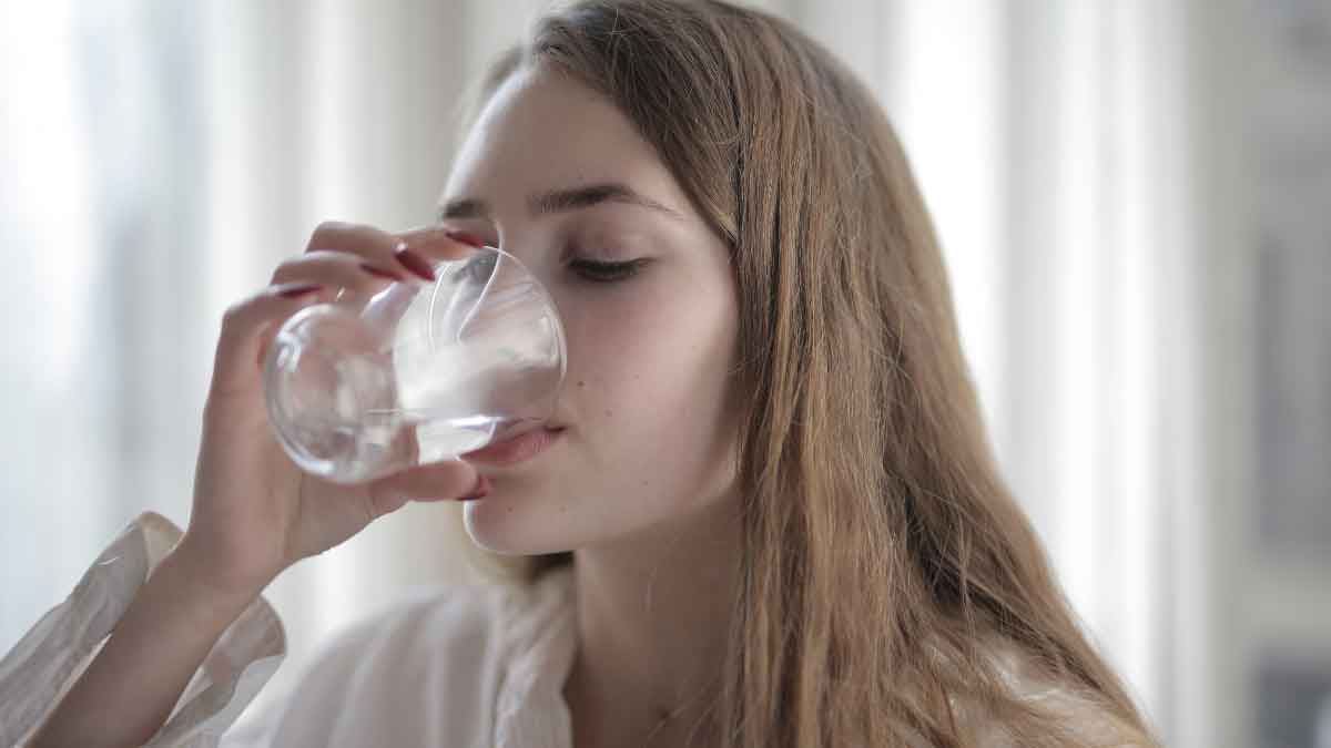 Water Drinking Benefits- Why should we not drink water while standing Know the science behind it