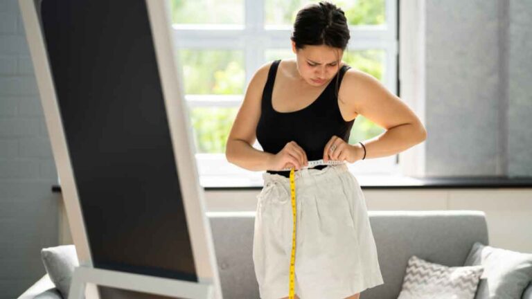 Weight Loss: 30 हो जाएगी 40 की मोटी कमर, रोज खाली पेट पिएं इस पीले मसाले का पानी