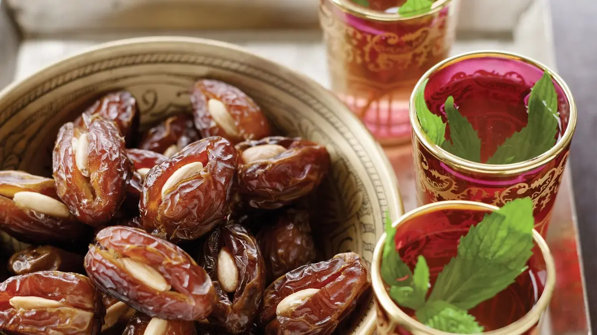 What happens if you eat dates and almonds together?