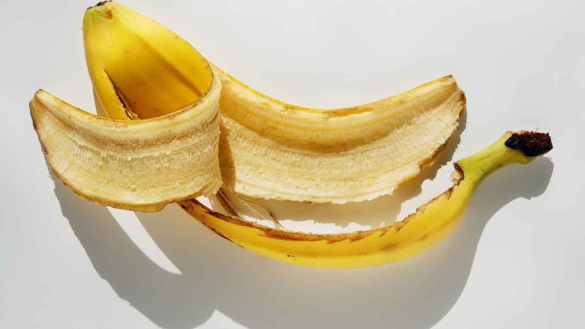 What happens if you rub Banana peel on your face everyday