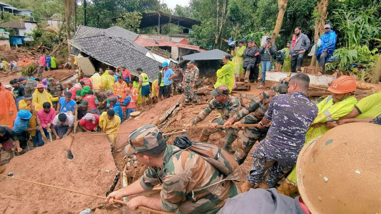 Wayanad landslide में 167 लोगों की मौत, Kerala के CM Pinarayi Vijayan समीक्षा करने पहुंचे