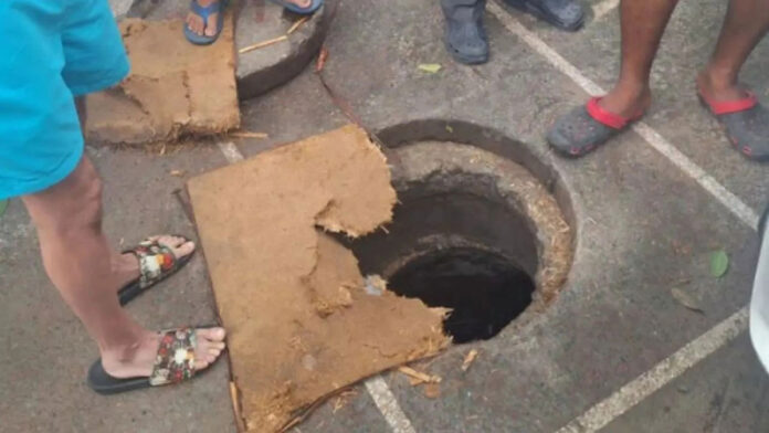 8 year old boy fell into a manhole in Delhi