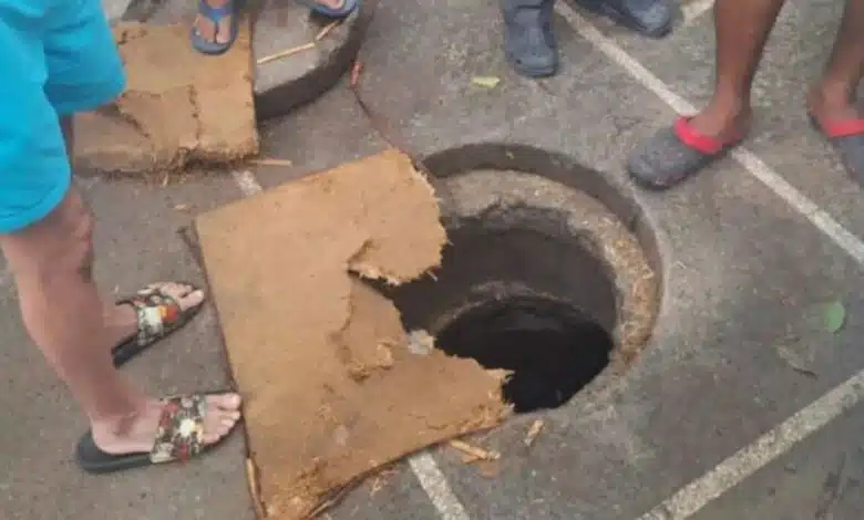 8 year old boy fell into a manhole in Delhi