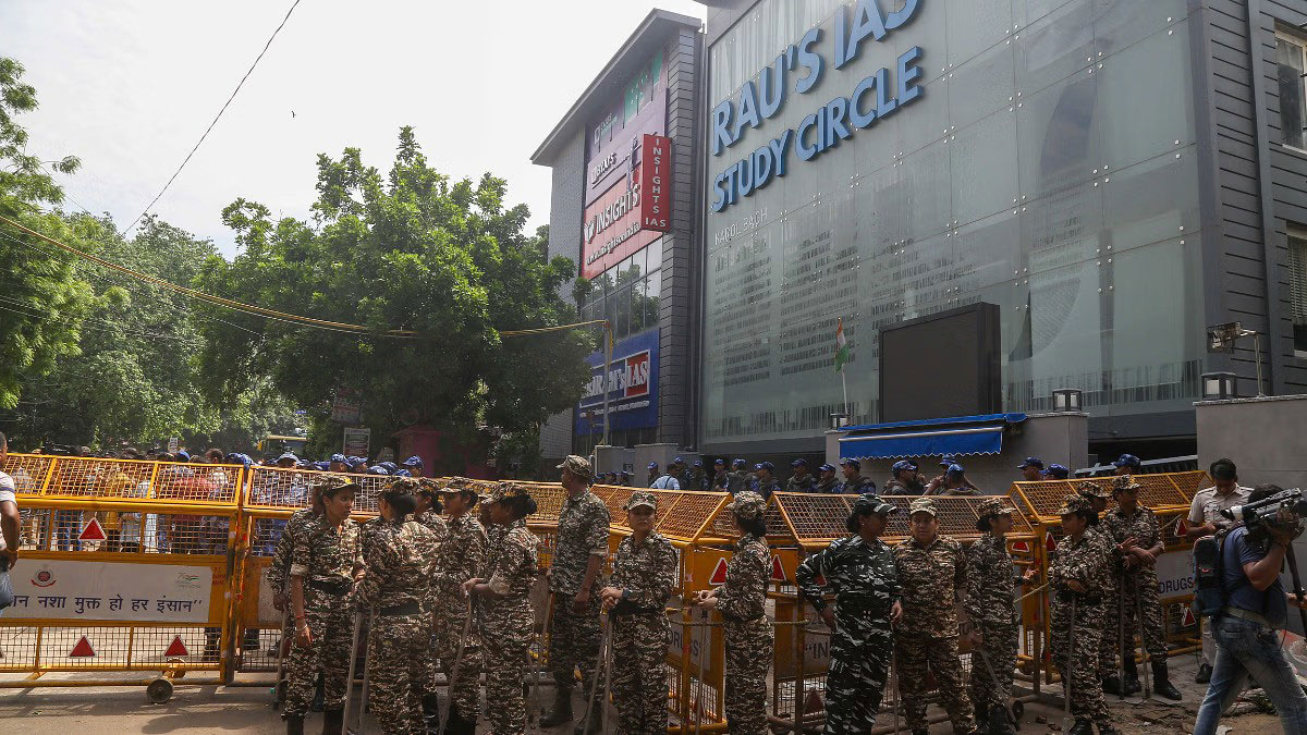 8 year old boy fell into a manhole in Delhi