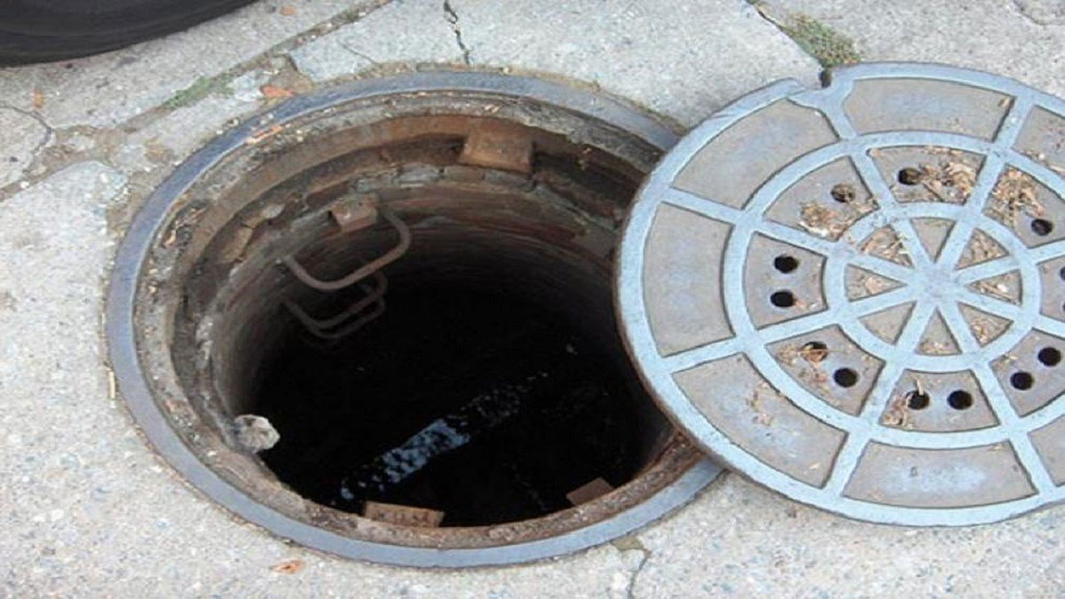 8 year old boy fell into a manhole in Delhi