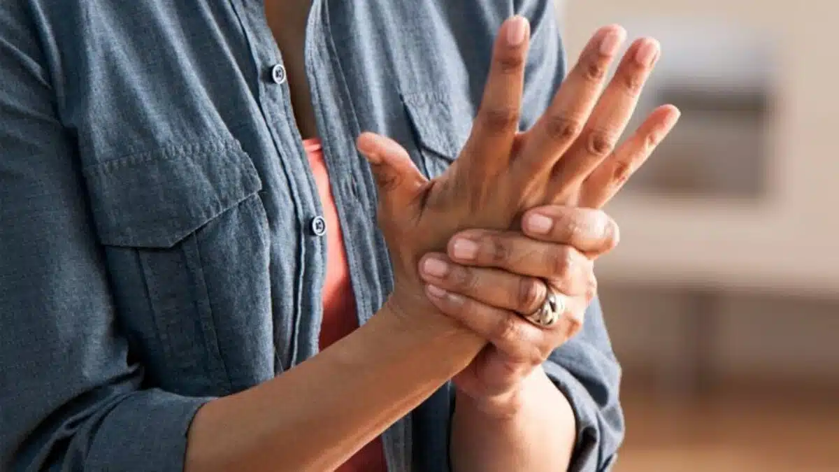 9 powerful benefits of rubbing your palms together