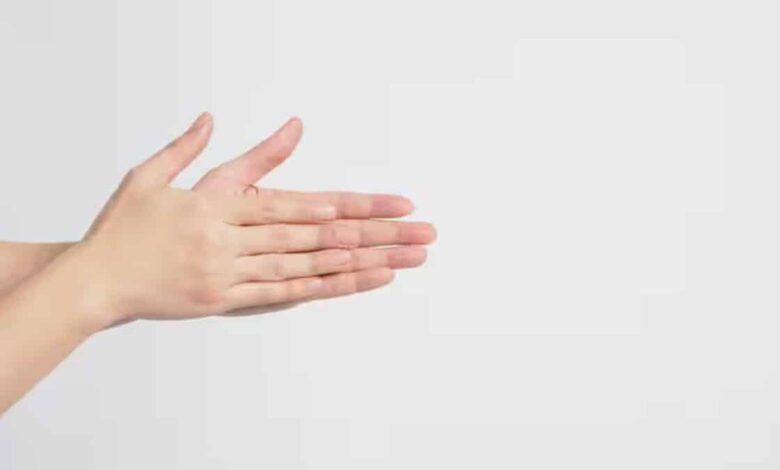 9 powerful benefits of rubbing your palms together