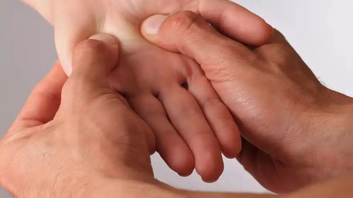 9 powerful benefits of rubbing your palms together