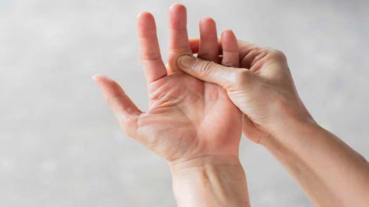 9 powerful benefits of rubbing your palms together