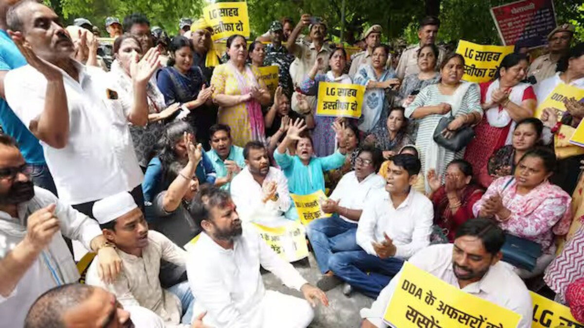 AAP protested outside LG's office over drowning incidents