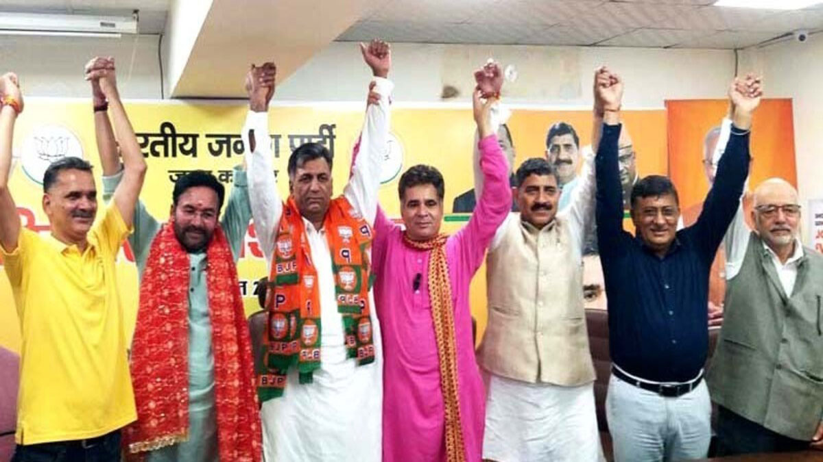 BJP candidate Murtaza Khan did a roadshow for the assembly elections in Jammu-Kashmir 




