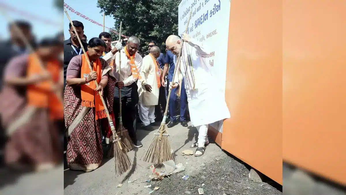 BJP leader launch Jhuggi Swachhta Abhiyan in Delhi