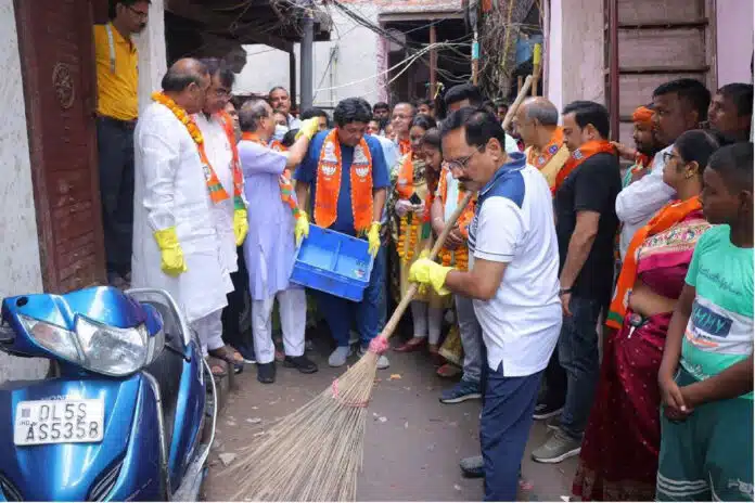 BJP leader launch Jhuggi Swachhta Abhiyan in Delhi