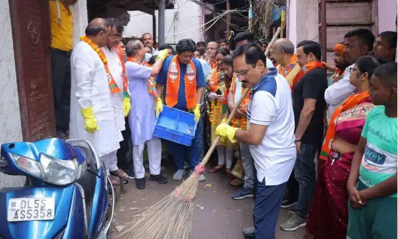 BJP leader launch Jhuggi Swachhta Abhiyan in Delhi