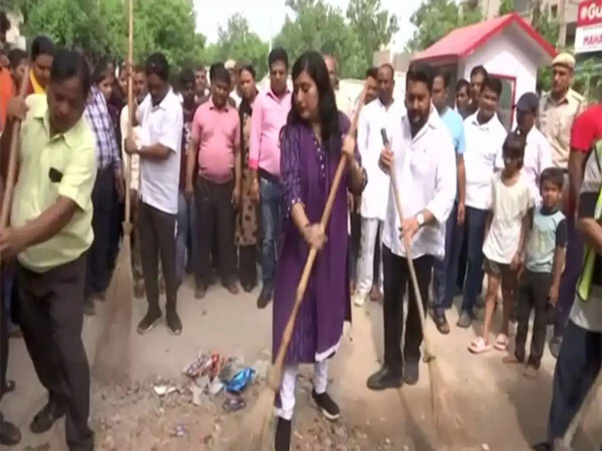 BJP leader launch Jhuggi Swachhta Abhiyan in Delhi