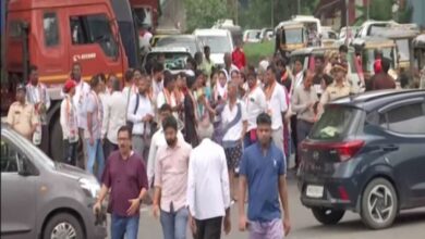 Congress protested against the demolition of Shivaji's statue in Mumbai