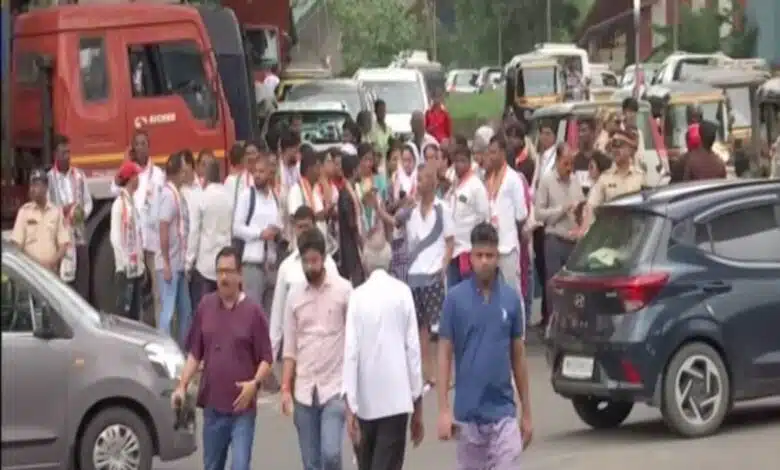 Congress protested against the demolition of Shivaji's statue in Mumbai