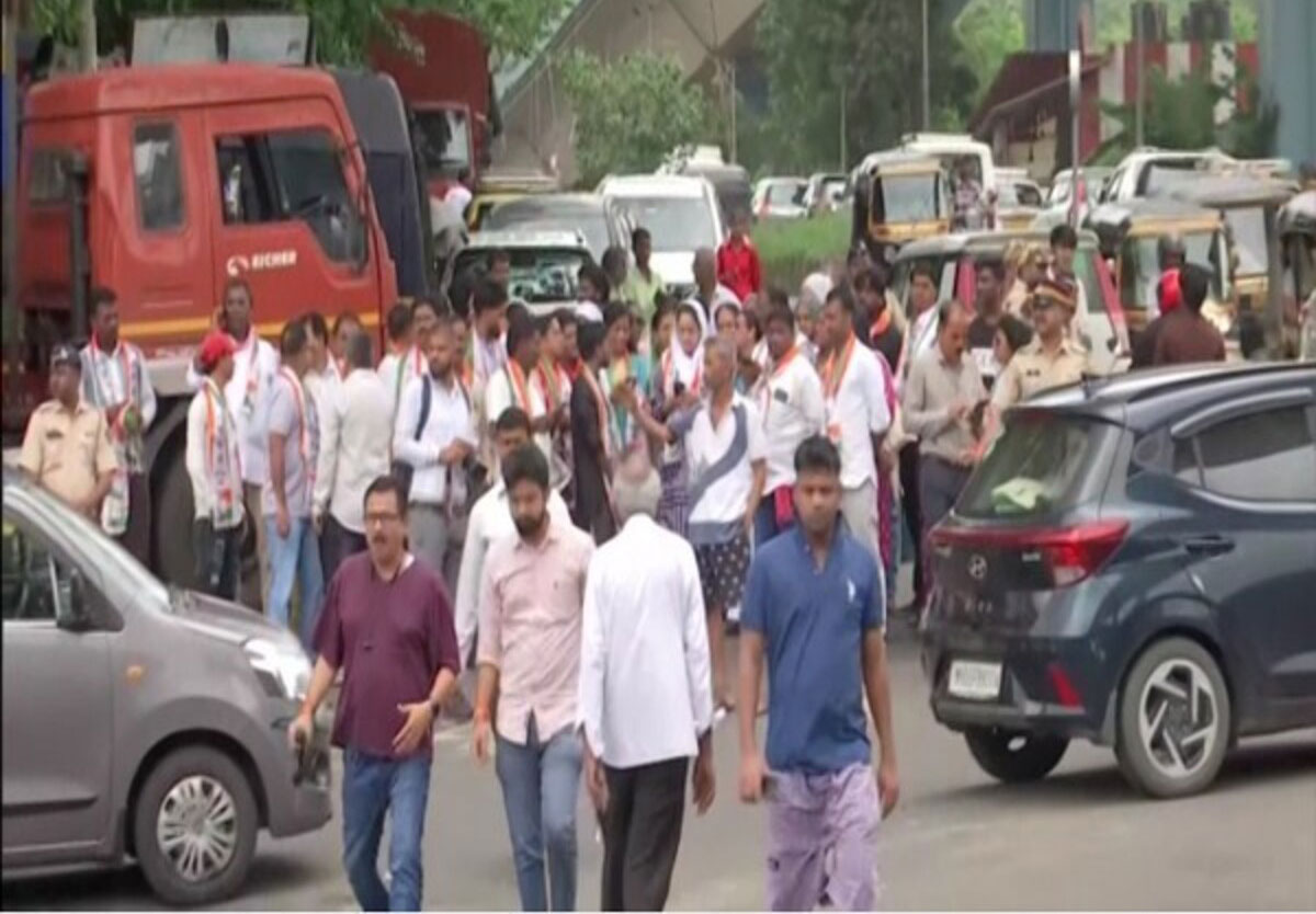 Congress protested against the demolition of Shivaji's statue in Mumbai