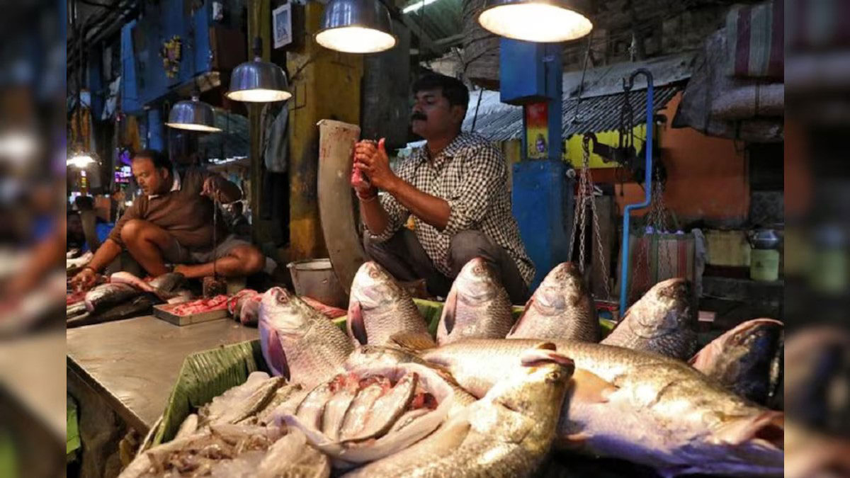 Fish sales in Howrah fish market affected in Bangladesh