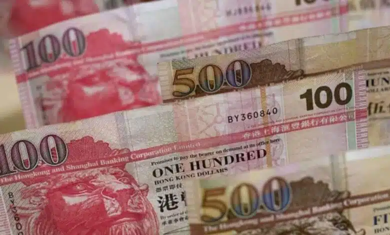 Hong Kong residents monthly income drops by HK$300
