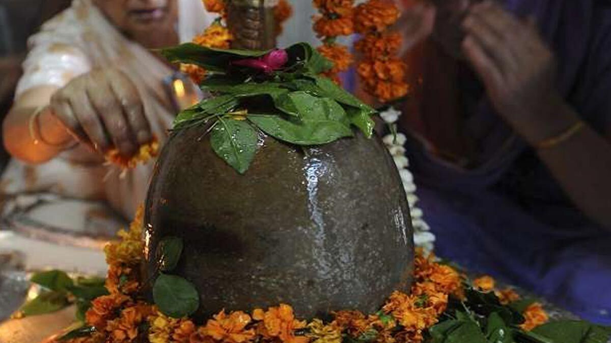 How should Belpatra leaf be offered on Shivling