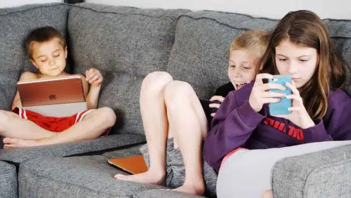 If your child is also addicted to mobile, then know UN's warning