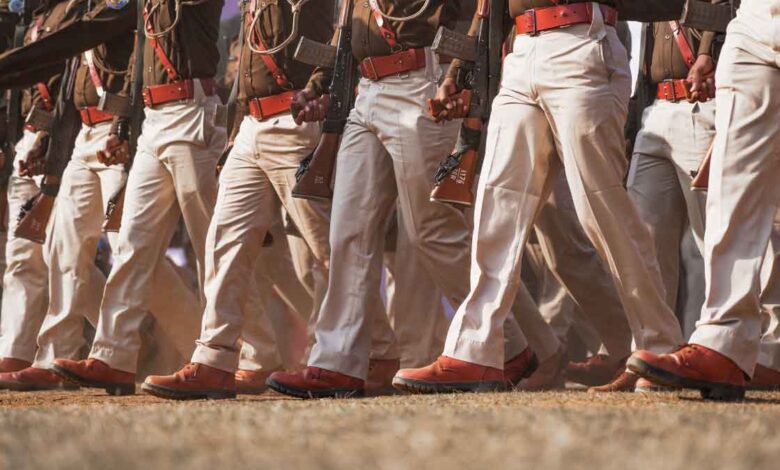 In how many shifts will the UP Police constable exam be held, when will the admit card be released