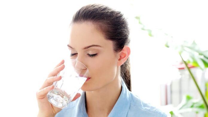 Keeping this in mind, how much water should one drink after waking up in the morning