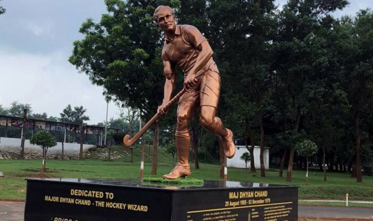 On National Sports Day Mansukh Mandaviya paid floral tribute to Hockey's Major Dhyan Chand