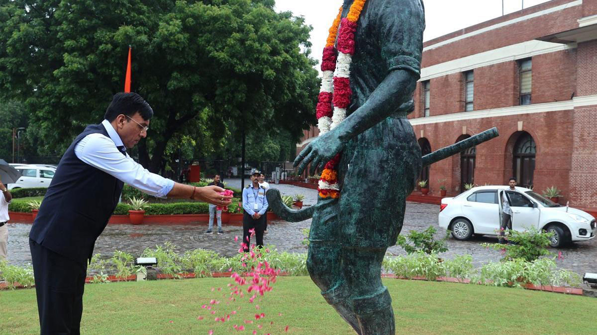 On National Sports Day Mansukh Mandaviya paid floral tribute to Hockey's Major Dhyan Chand