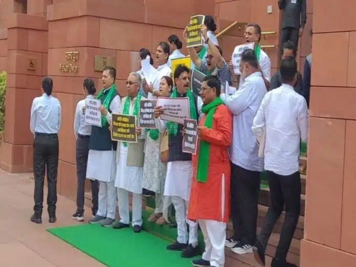 RJD MPs protested demanding special status for Bihar