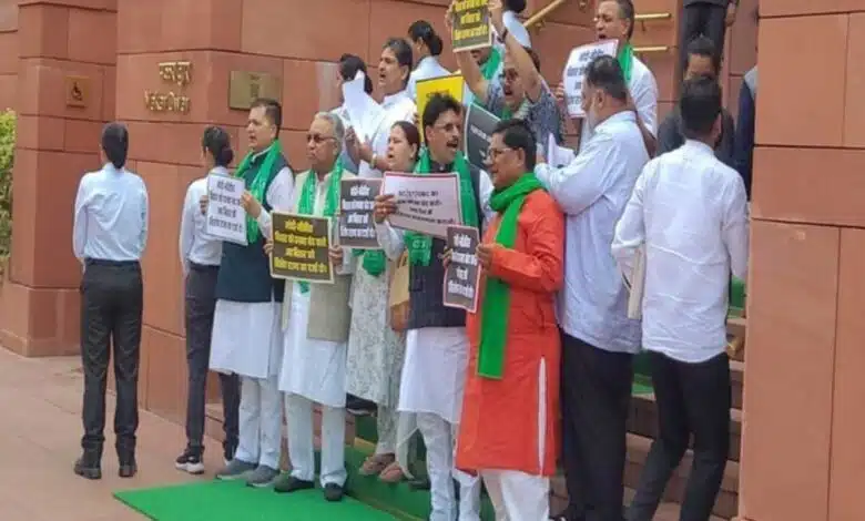 RJD MPs protested demanding special status for Bihar