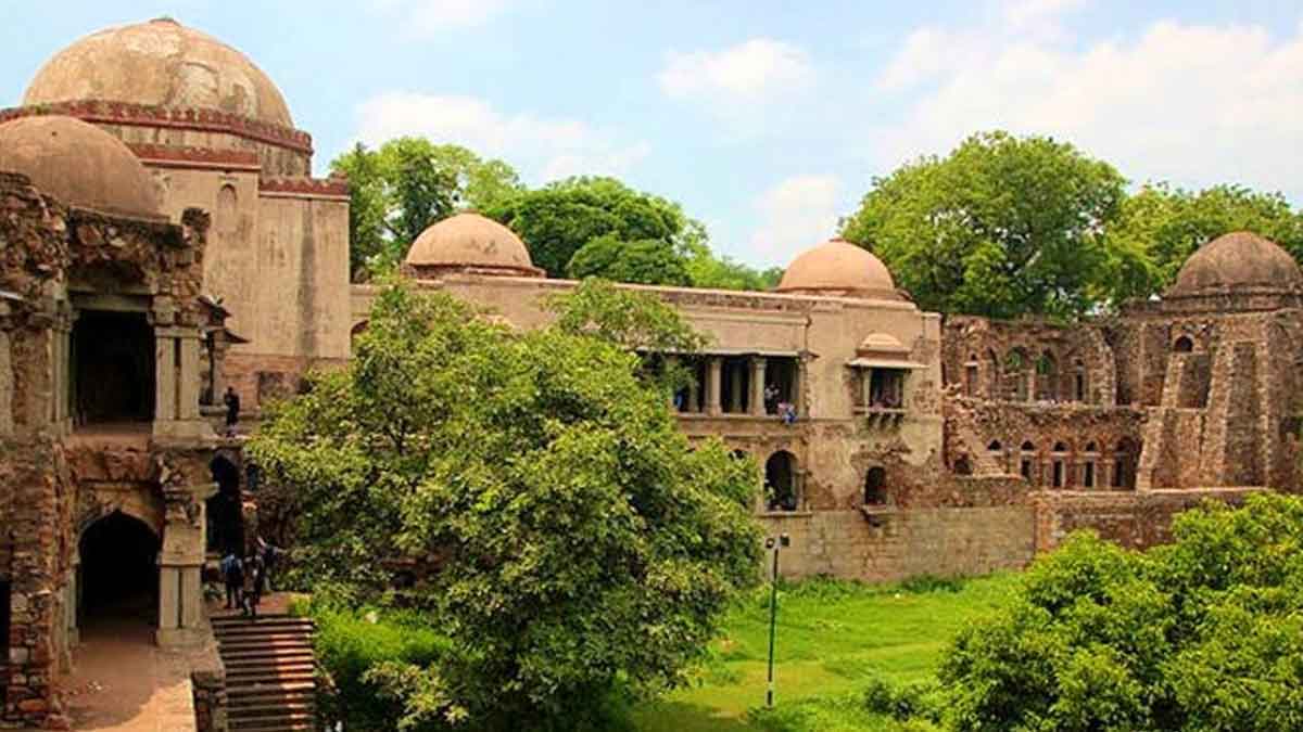 This is the oldest city of Delhi, here are famous historical buildings