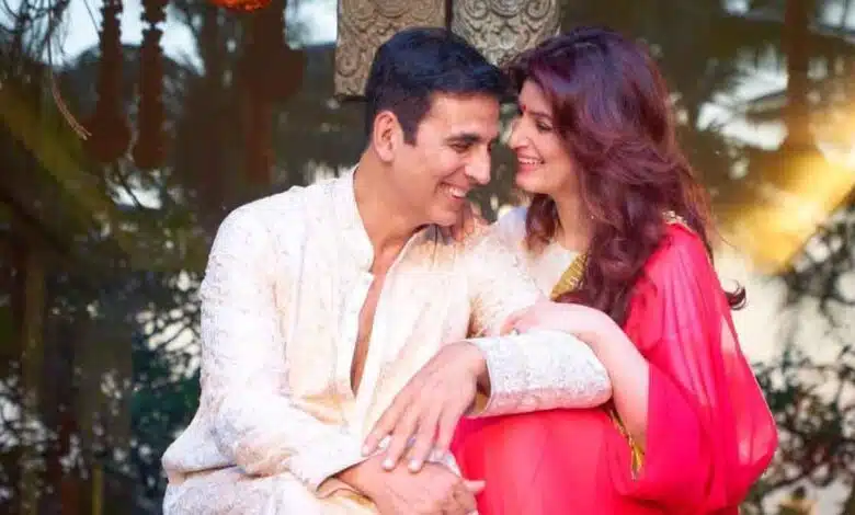 Twinkle 'doubts' Akshay Kumar, forced by his habit of checking wife's phone