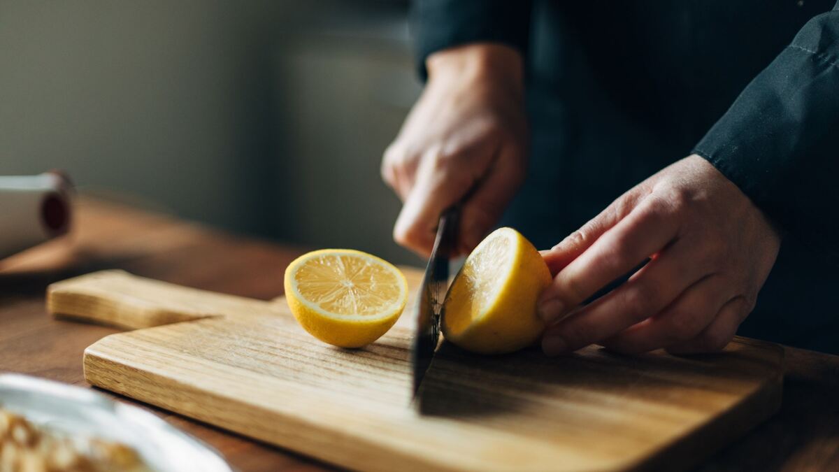 What happens if you mix lemon in curd and apply it on your face