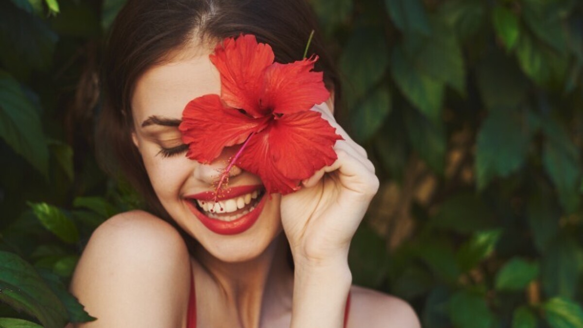 benefits of applying hibiscus oil to hair