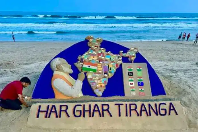 sand artist Sudarshan Patnaik gave the message of 'Har Ghar Tiranga' made of PM Modi's sand sculpture